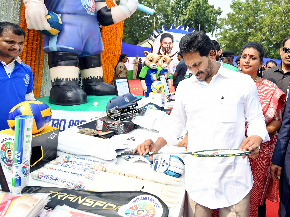 CM Jagan Launch Mega Sports Event Aadudam Andhra In Guntur PHotos - Sakshi13