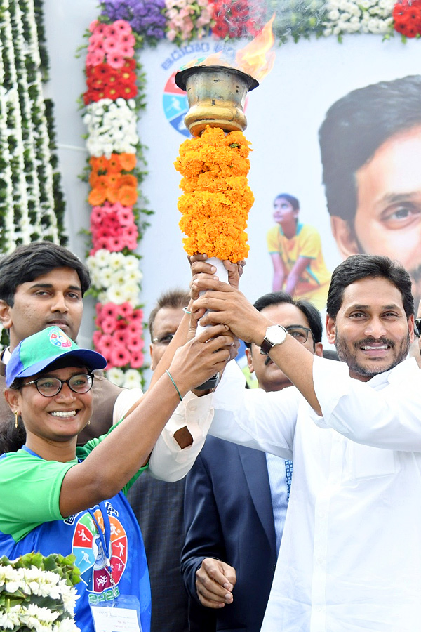 CM Jagan Launch Mega Sports Event Aadudam Andhra In Guntur PHotos - Sakshi15