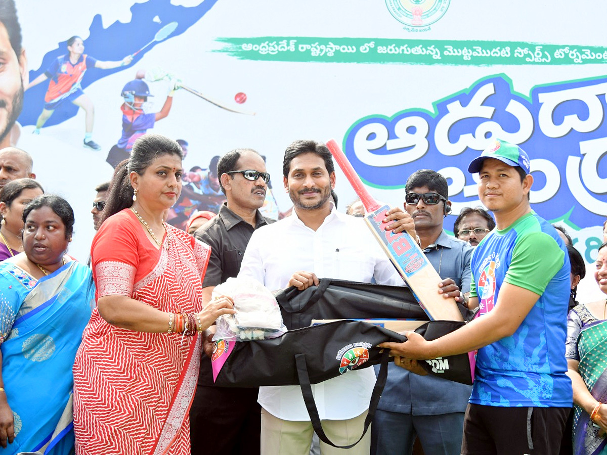 CM Jagan Launch Mega Sports Event Aadudam Andhra In Guntur PHotos - Sakshi16