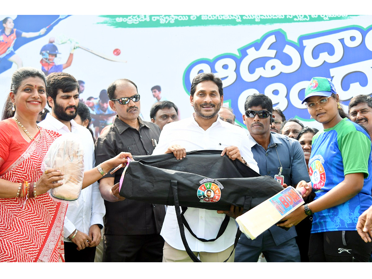 CM Jagan Launch Mega Sports Event Aadudam Andhra In Guntur PHotos - Sakshi17