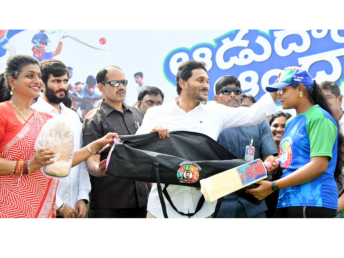 CM Jagan Launch Mega Sports Event Aadudam Andhra In Guntur PHotos - Sakshi18