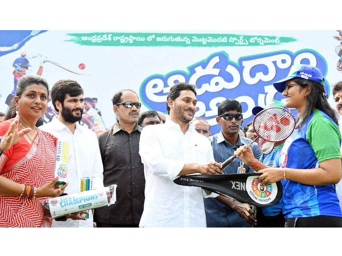 CM Jagan Launch Mega Sports Event Aadudam Andhra In Guntur PHotos - Sakshi19