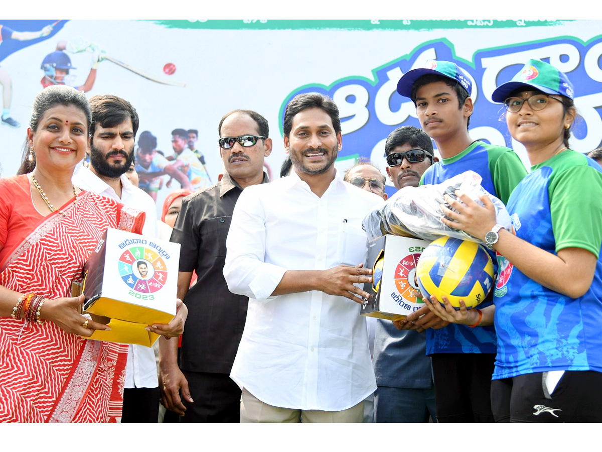 CM Jagan Launch Mega Sports Event Aadudam Andhra In Guntur PHotos - Sakshi21