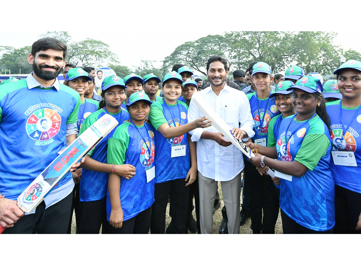 CM Jagan Launch Mega Sports Event Aadudam Andhra In Guntur PHotos - Sakshi27