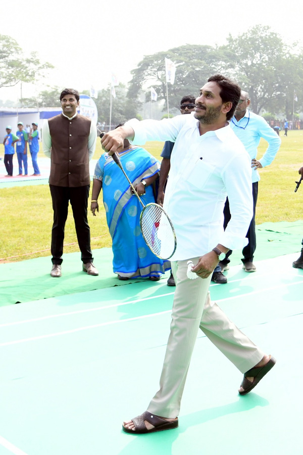 CM Jagan Launch Mega Sports Event Aadudam Andhra In Guntur PHotos - Sakshi38