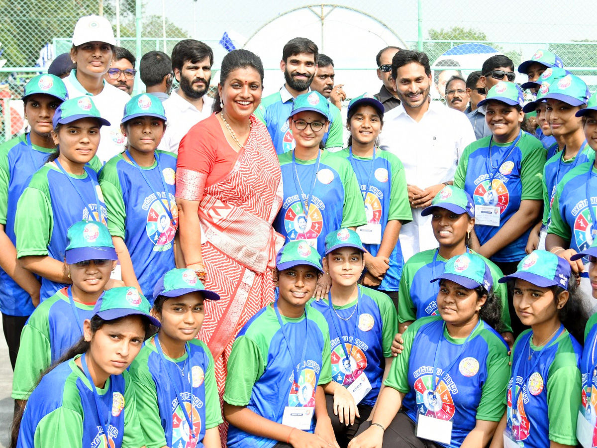 CM Jagan Launch Mega Sports Event Aadudam Andhra In Guntur PHotos - Sakshi32