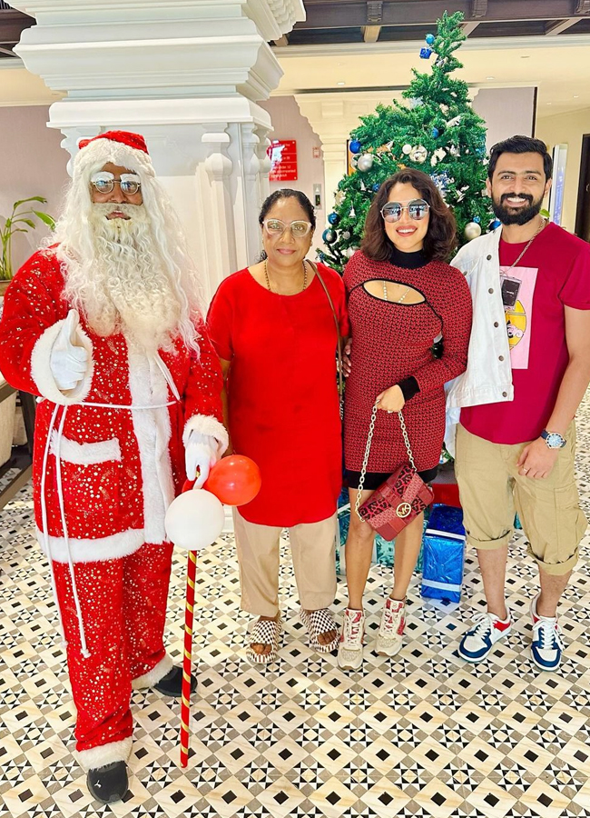 Celebrities Red Attire On Christmas Celebrations - Sakshi18