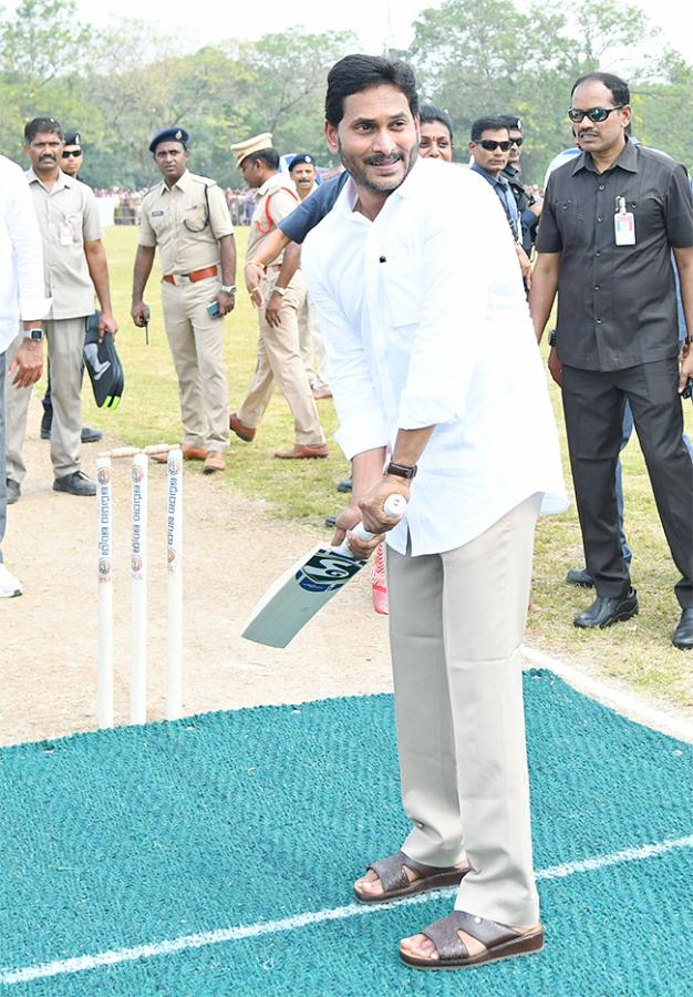 CM YS Jagan Played Cricket In Adudam Andhra Event - Sakshi11