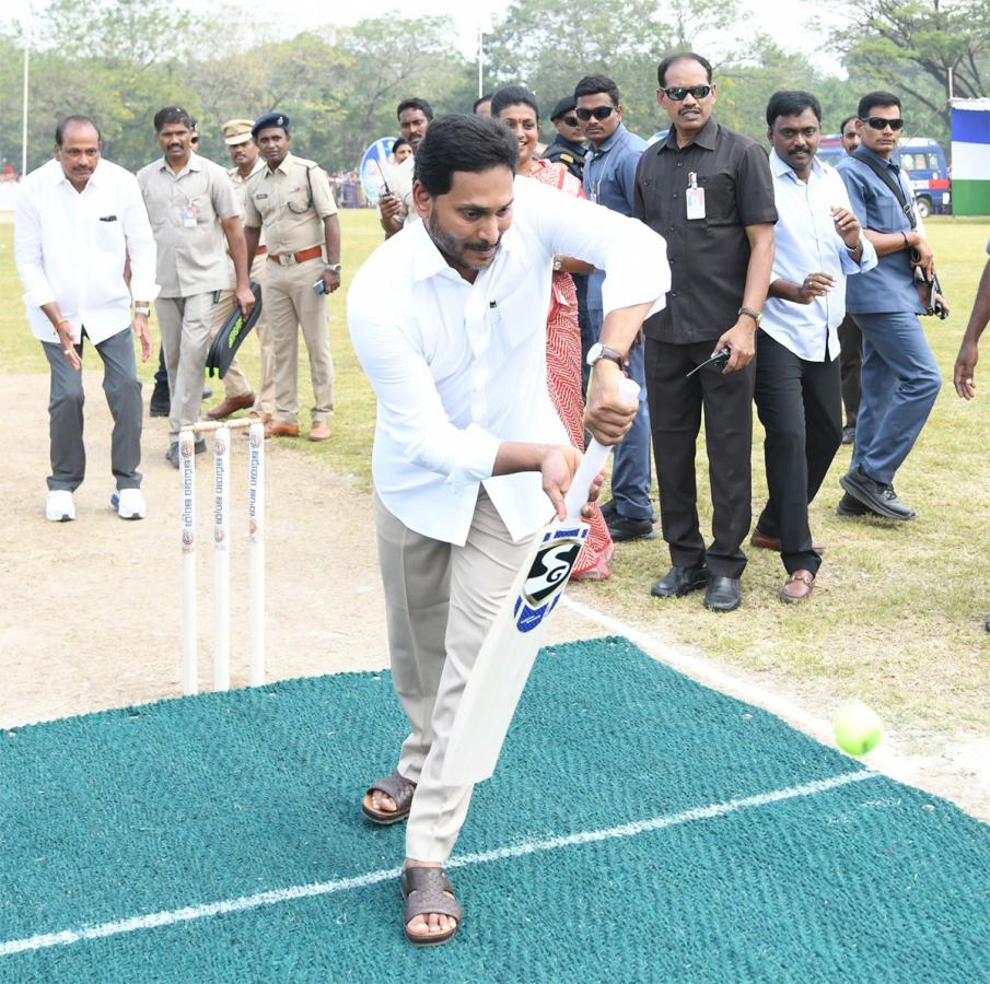 CM YS Jagan Played Cricket In Adudam Andhra Event - Sakshi15