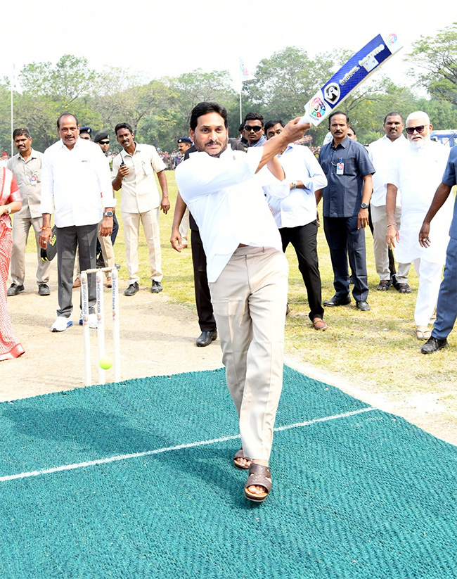 CM YS Jagan Played Cricket In Adudam Andhra Event - Sakshi16