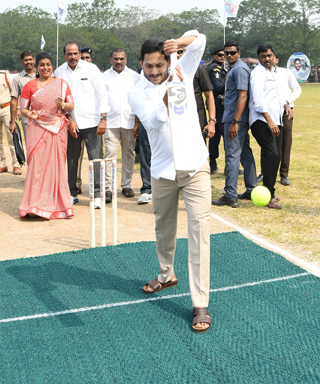 CM YS Jagan Played Cricket In Adudam Andhra Event - Sakshi17