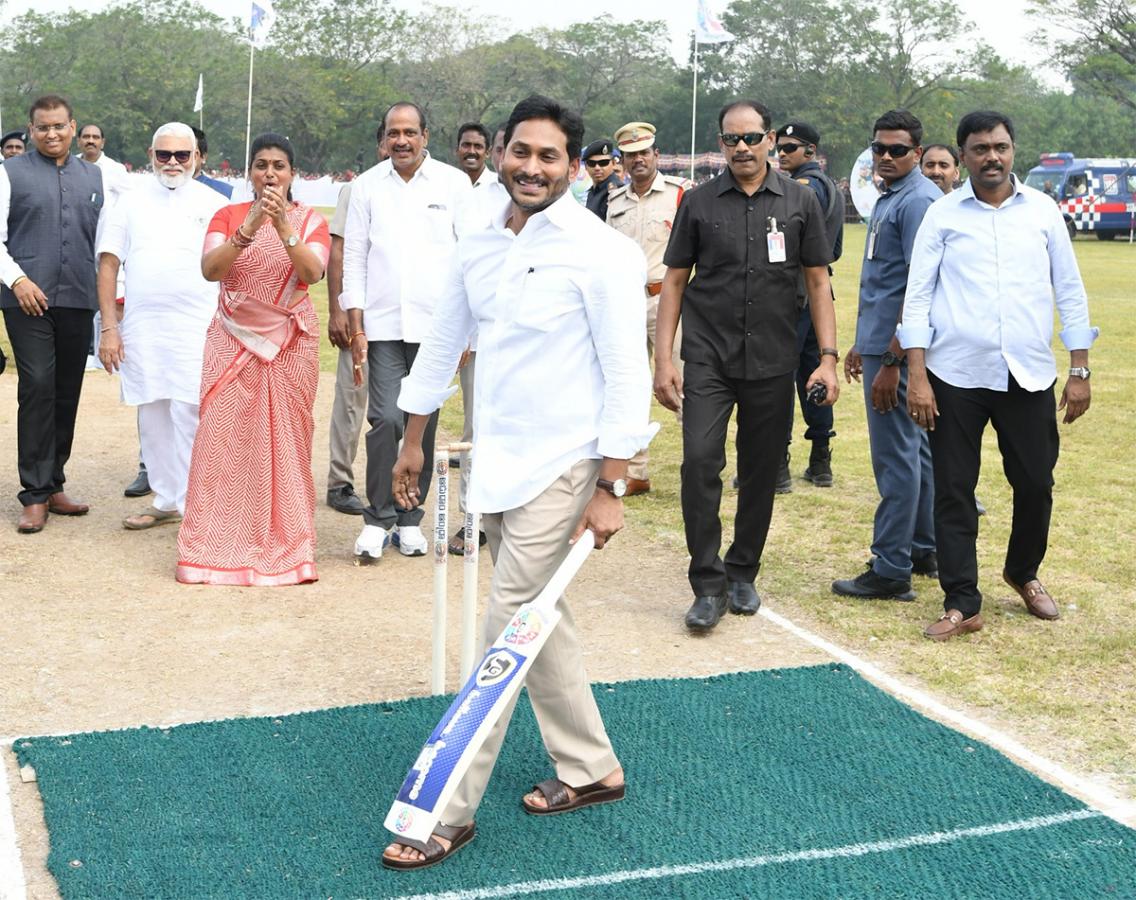 CM YS Jagan Played Cricket In Adudam Andhra Event - Sakshi18