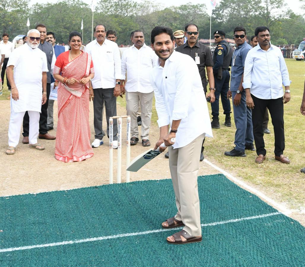 CM YS Jagan Played Cricket In Adudam Andhra Event - Sakshi2