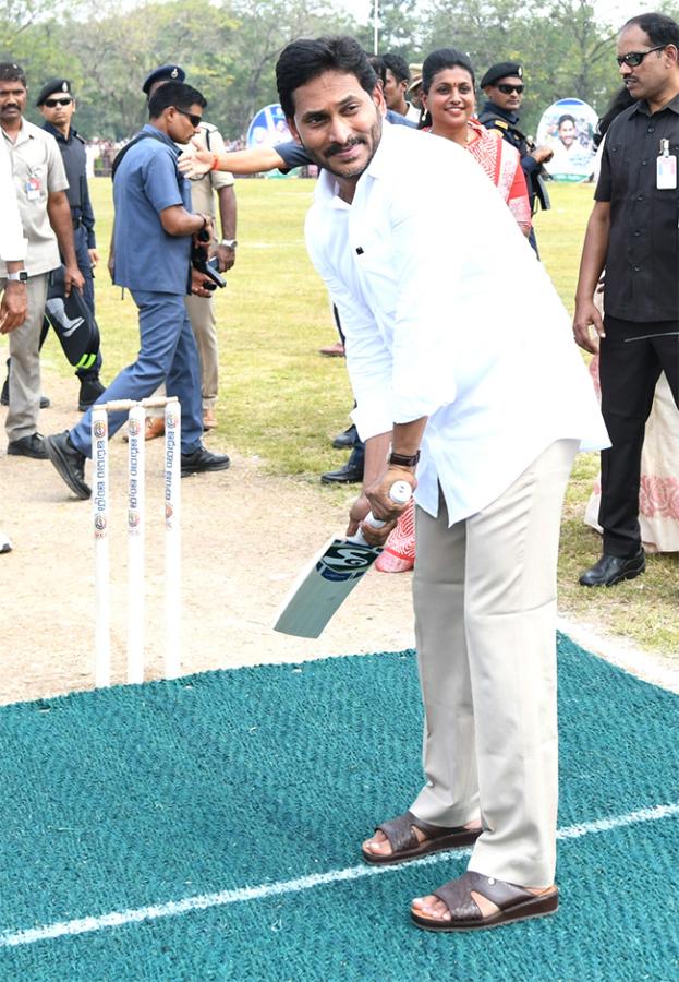 CM YS Jagan Played Cricket In Adudam Andhra Event - Sakshi3