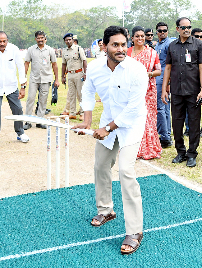 CM YS Jagan Played Cricket In Adudam Andhra Event - Sakshi6