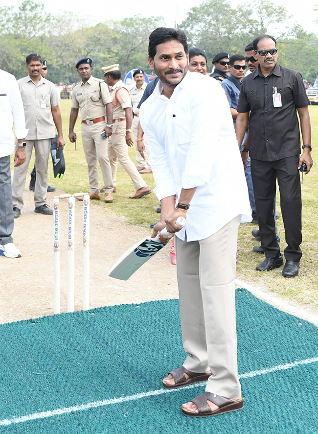 CM YS Jagan Played Cricket In Adudam Andhra Event - Sakshi7