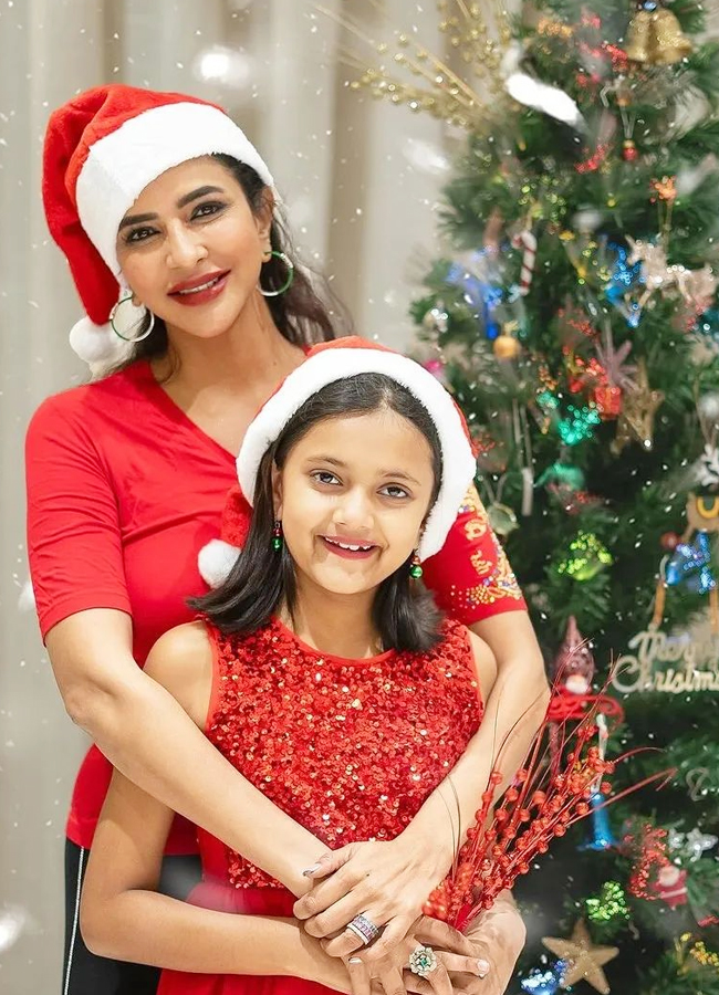 Celebrities Red Attire On Christmas Celebrations - Sakshi25