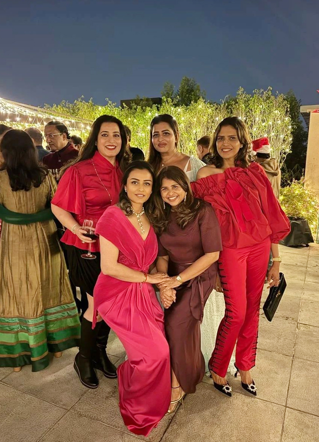 Celebrities Red Attire On Christmas Celebrations - Sakshi11