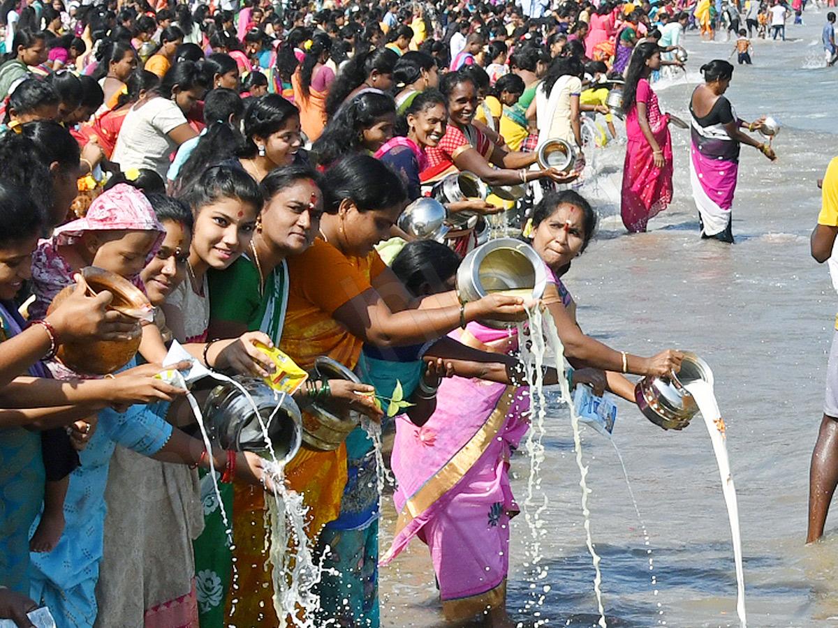 Women from fisher folk community worship sea goddess Gangamma  - Sakshi9