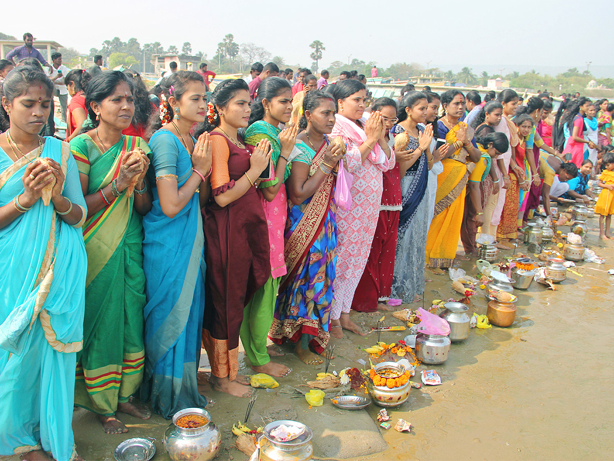 Women from fisher folk community worship sea goddess Gangamma  - Sakshi1