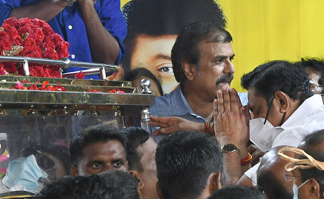 people and leaders pay last respects to Captain Vijayakanth Photos - Sakshi13