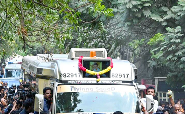 people and leaders pay last respects to Captain Vijayakanth Photos - Sakshi14