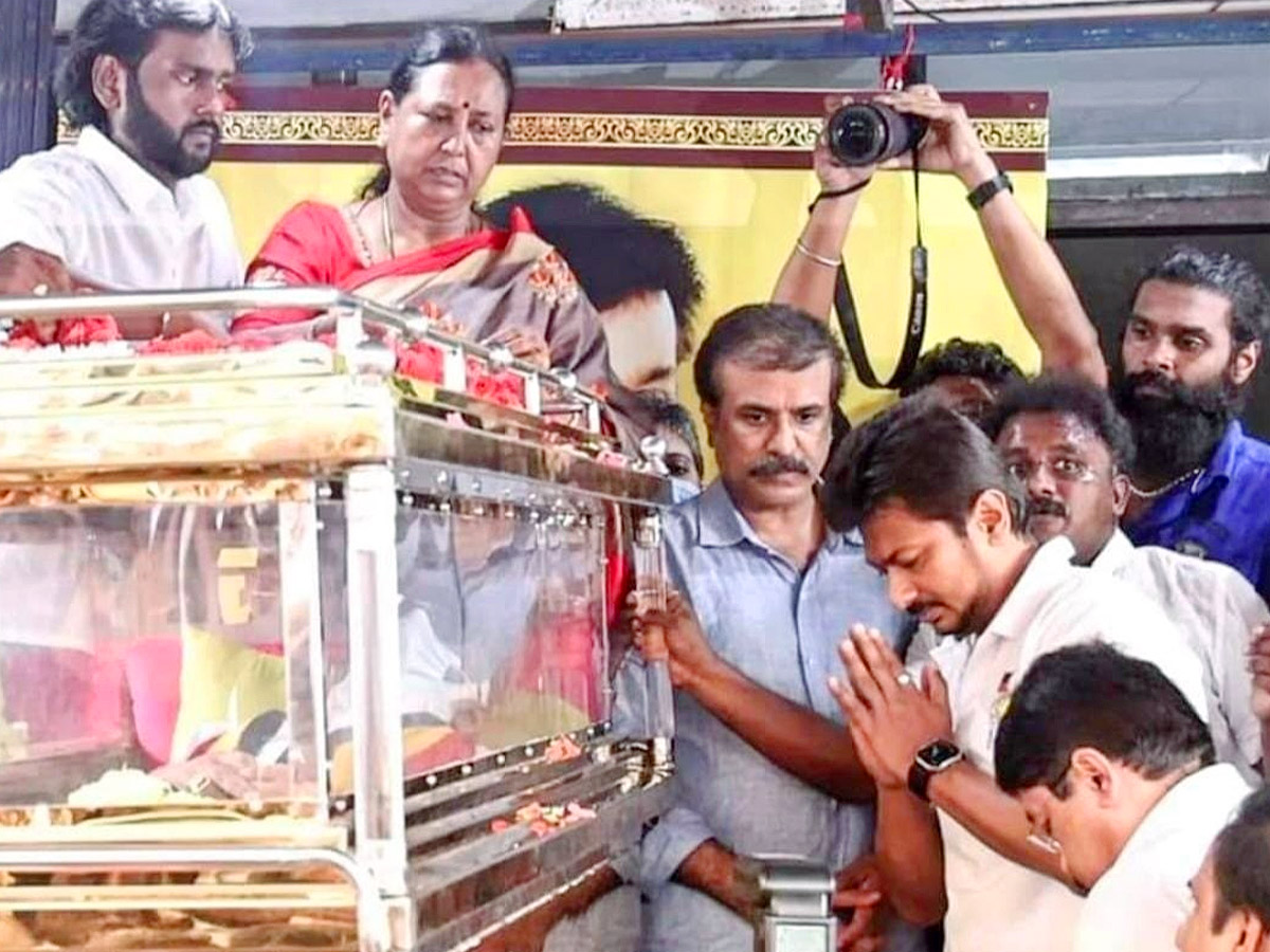 people and leaders pay last respects to Captain Vijayakanth Photos - Sakshi6