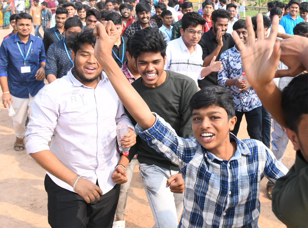 Jagananna Vidya Deevena at Bhimavaram Photos - Sakshi15