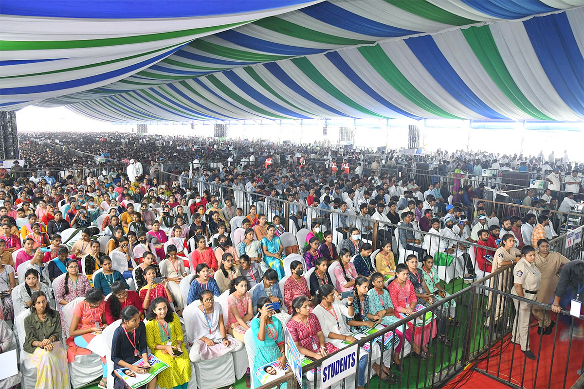 Jagananna Vidya Deevena at Bhimavaram Photos - Sakshi4