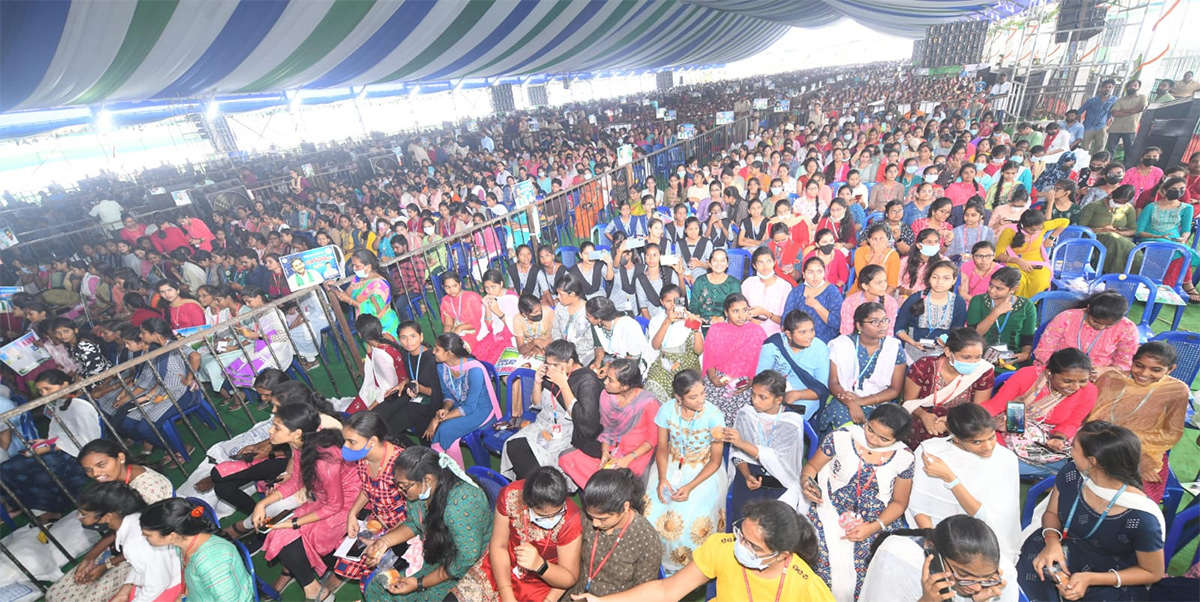 Jagananna Vidya Deevena at Bhimavaram Photos - Sakshi10