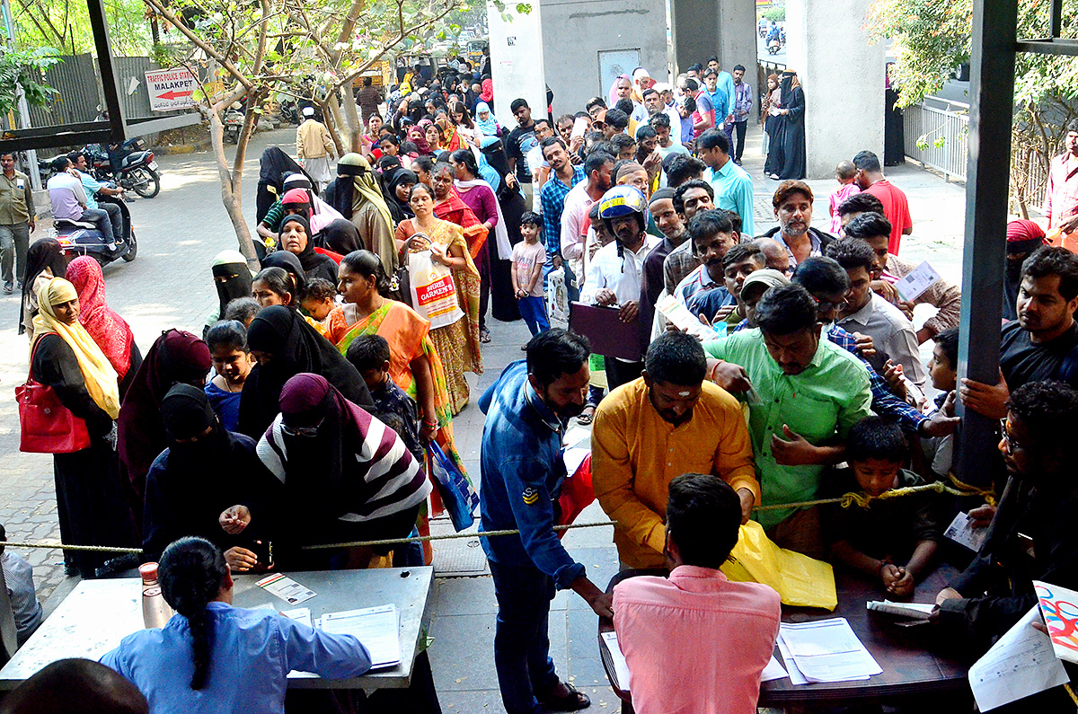 Heavy Que Line At Prajapalana apply - Sakshi10