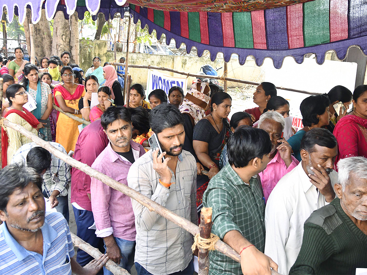 Heavy Que Line At Prajapalana apply - Sakshi3