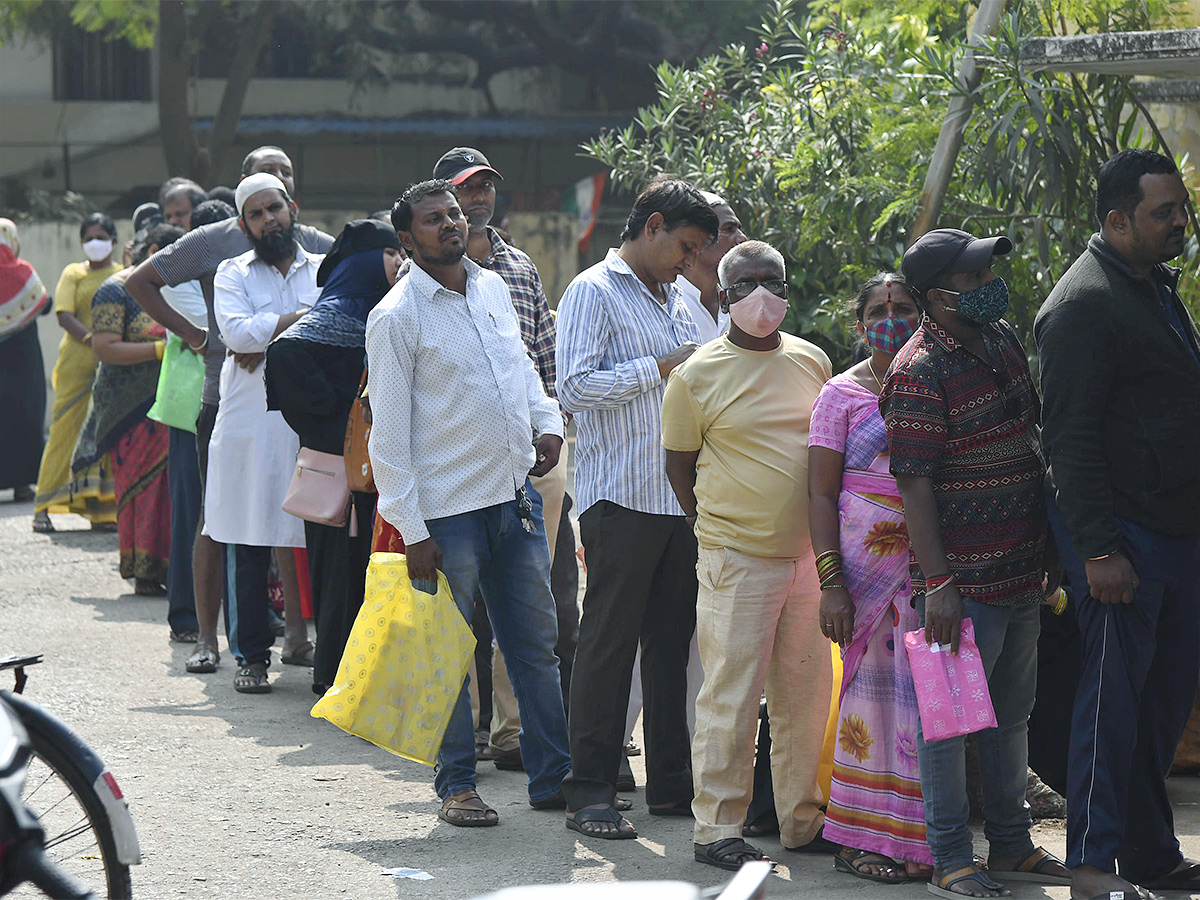 Heavy Que Line At Prajapalana apply - Sakshi6