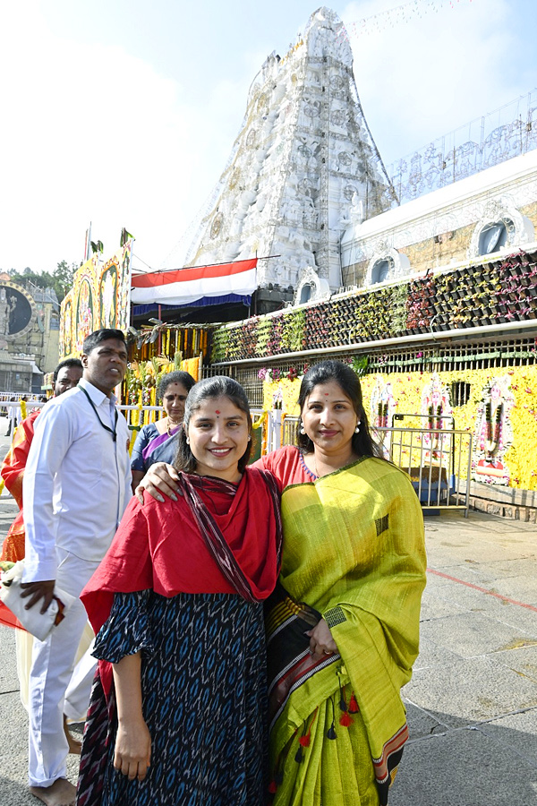 Singer Mangli Visits Tirumala Temple photos - Sakshi2