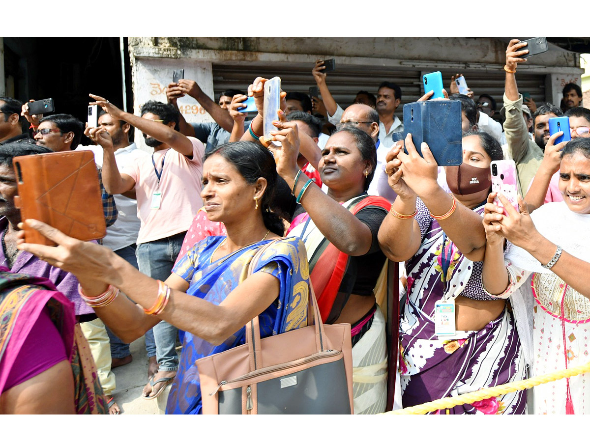 YS Jagan Convoy Entry AT Bhimavaram Roads Fans Grand Welcome Photos - Sakshi10