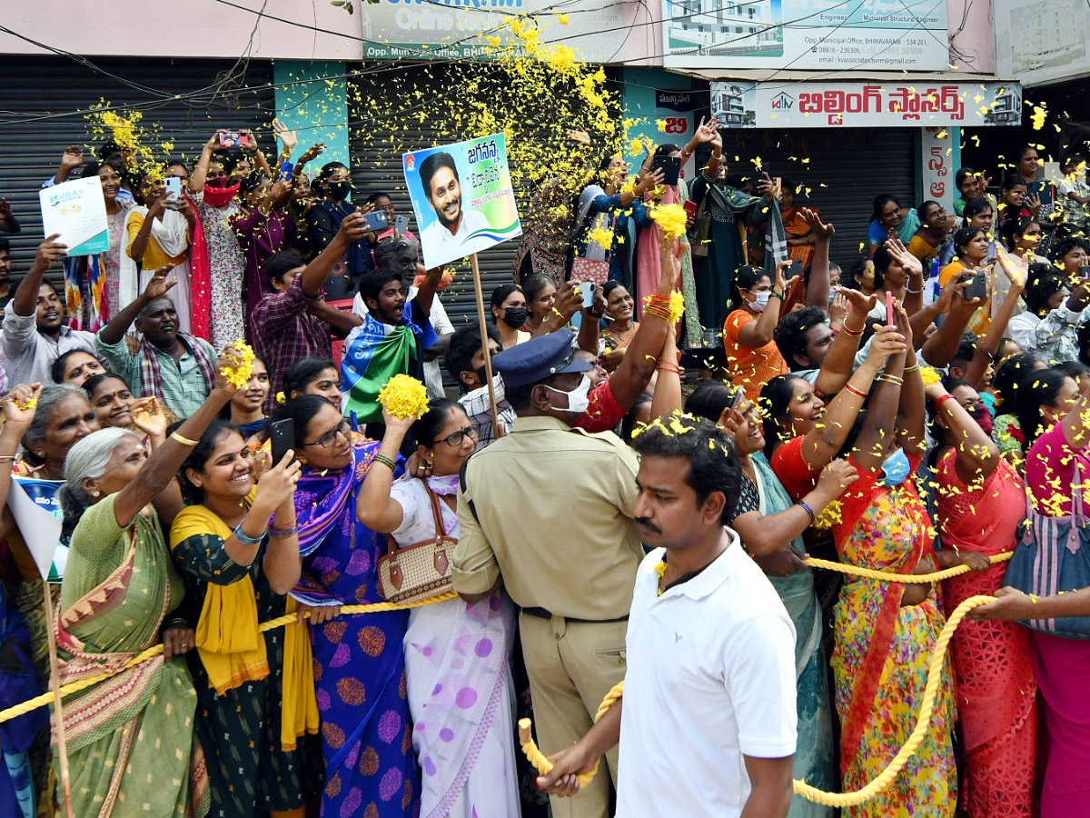 YS Jagan Convoy Entry AT Bhimavaram Roads Fans Grand Welcome Photos - Sakshi11