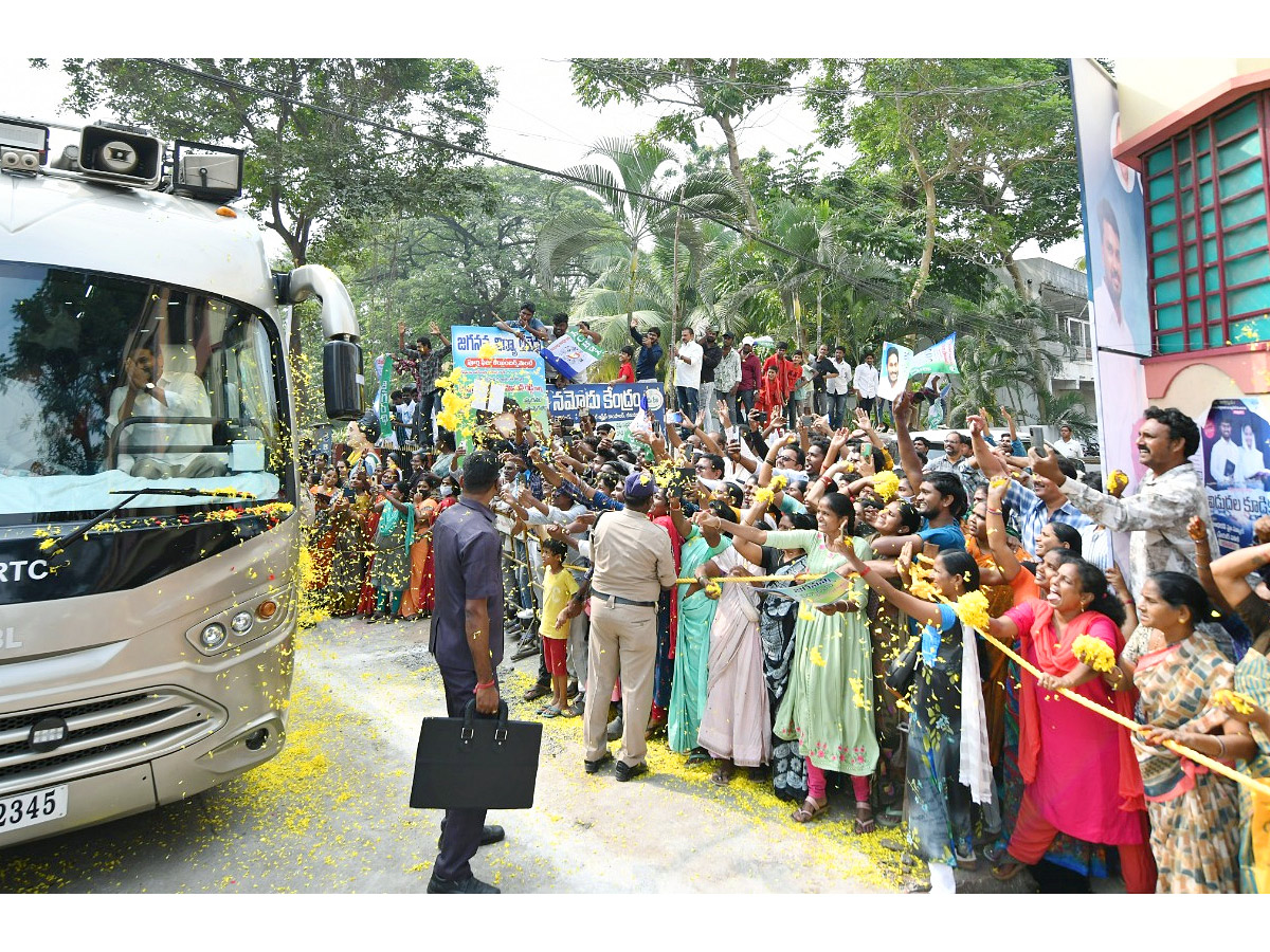 YS Jagan Convoy Entry AT Bhimavaram Roads Fans Grand Welcome Photos - Sakshi12