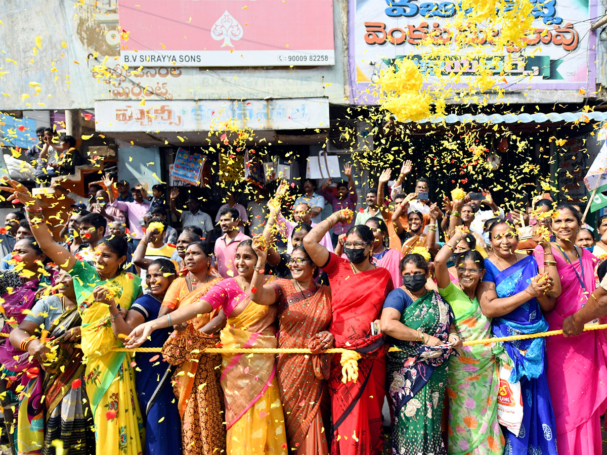 YS Jagan Convoy Entry AT Bhimavaram Roads Fans Grand Welcome Photos - Sakshi14