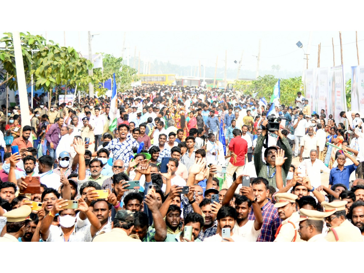 YS Jagan Convoy Entry AT Bhimavaram Roads Fans Grand Welcome Photos - Sakshi15