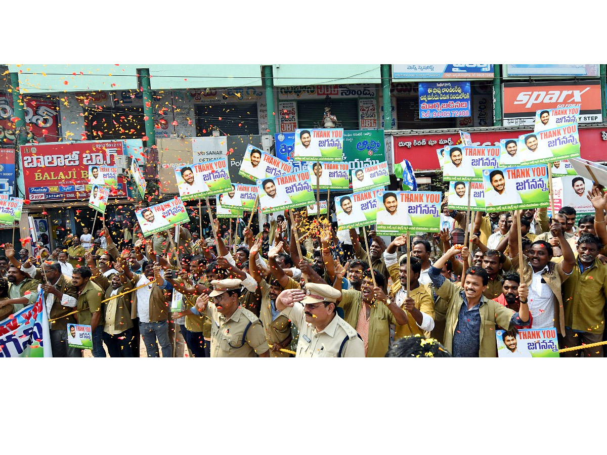 YS Jagan Convoy Entry AT Bhimavaram Roads Fans Grand Welcome Photos - Sakshi16