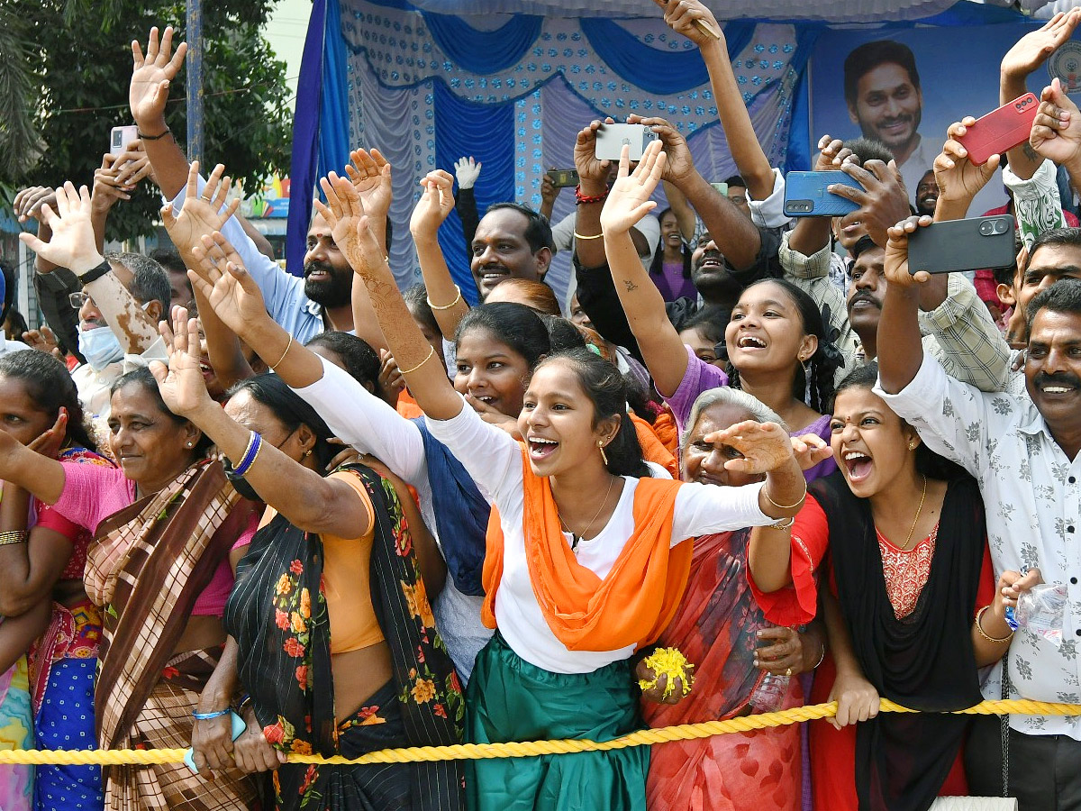 YS Jagan Convoy Entry AT Bhimavaram Roads Fans Grand Welcome Photos - Sakshi19