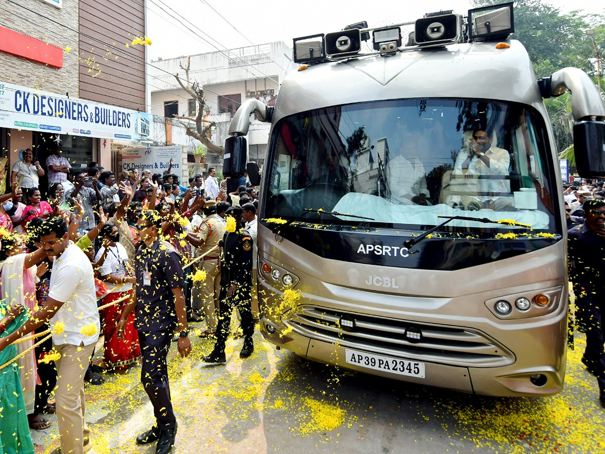 YS Jagan Convoy Entry AT Bhimavaram Roads Fans Grand Welcome Photos - Sakshi3