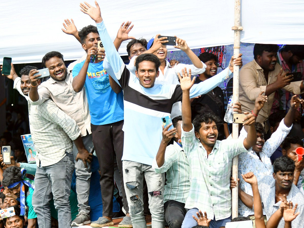 YS Jagan Convoy Entry AT Bhimavaram Roads Fans Grand Welcome Photos - Sakshi20