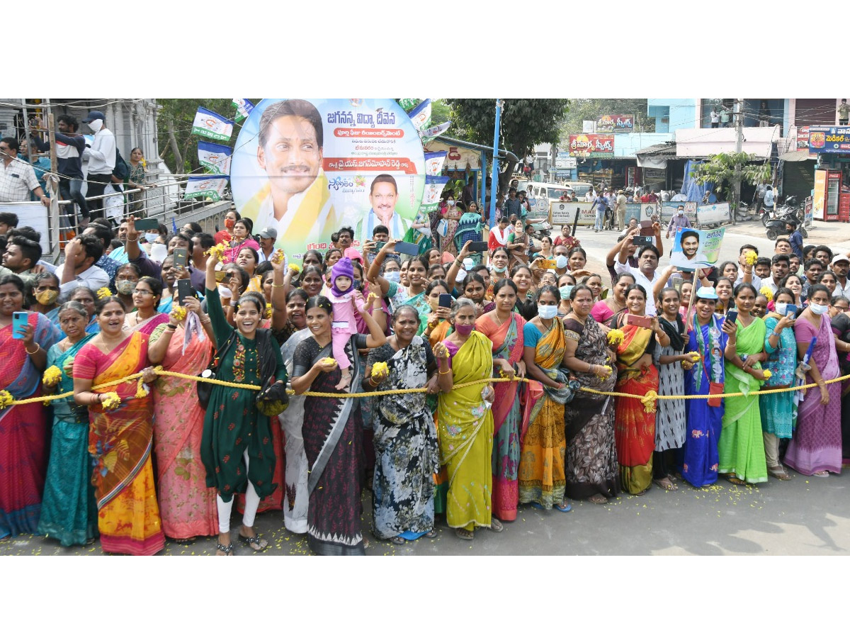 YS Jagan Convoy Entry AT Bhimavaram Roads Fans Grand Welcome Photos - Sakshi21