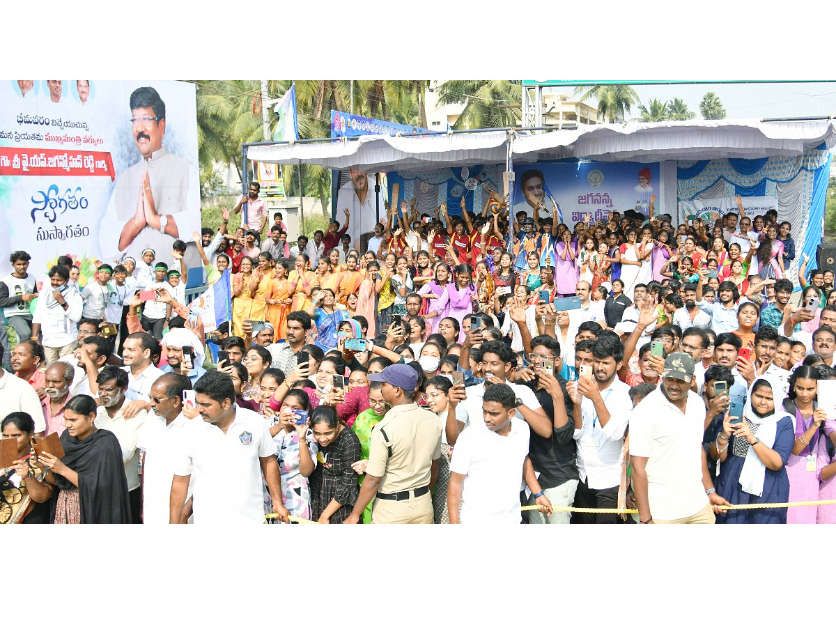 YS Jagan Convoy Entry AT Bhimavaram Roads Fans Grand Welcome Photos - Sakshi22