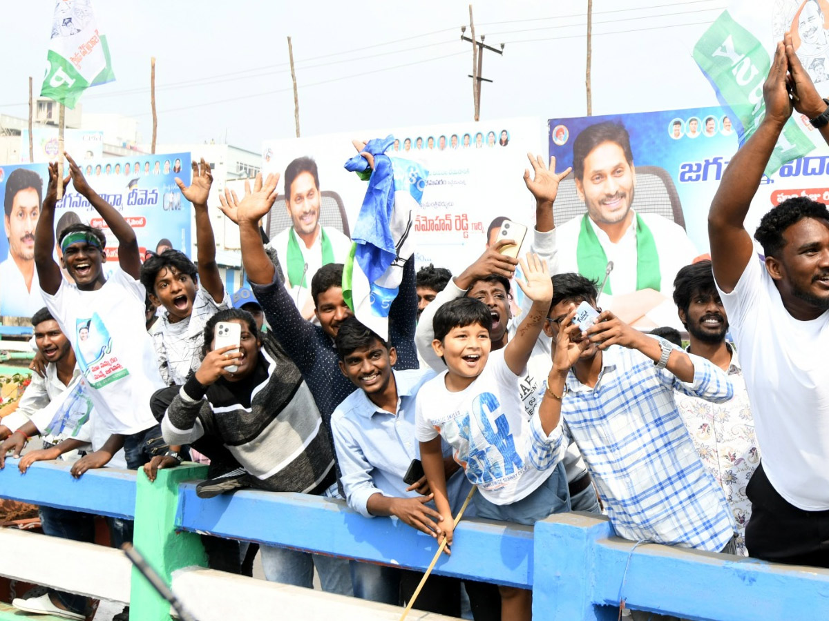 YS Jagan Convoy Entry AT Bhimavaram Roads Fans Grand Welcome Photos - Sakshi24