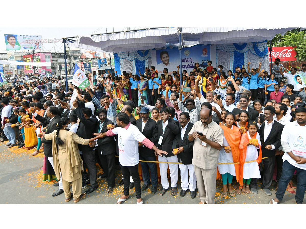 YS Jagan Convoy Entry AT Bhimavaram Roads Fans Grand Welcome Photos - Sakshi25