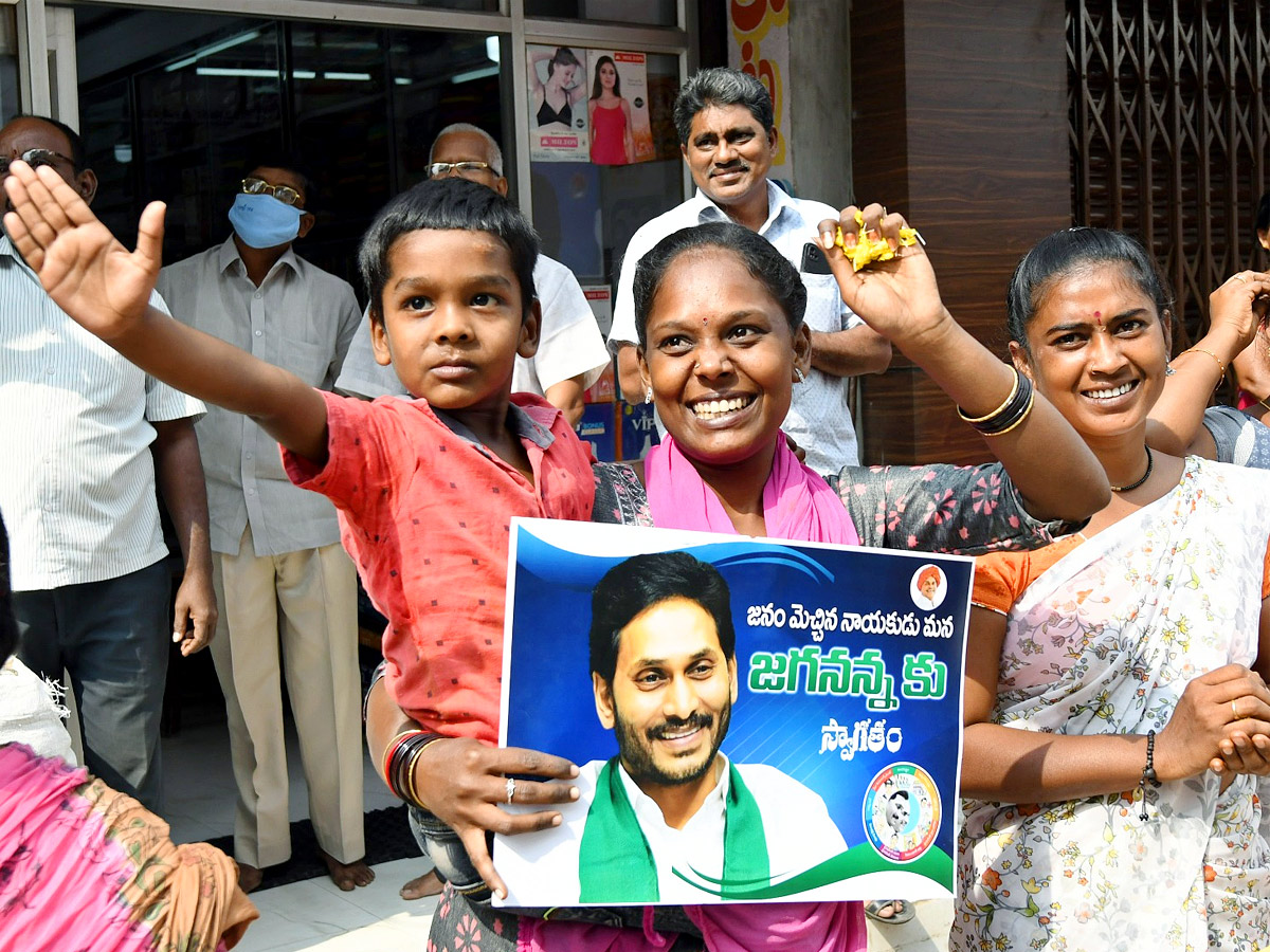 YS Jagan Convoy Entry AT Bhimavaram Roads Fans Grand Welcome Photos - Sakshi26