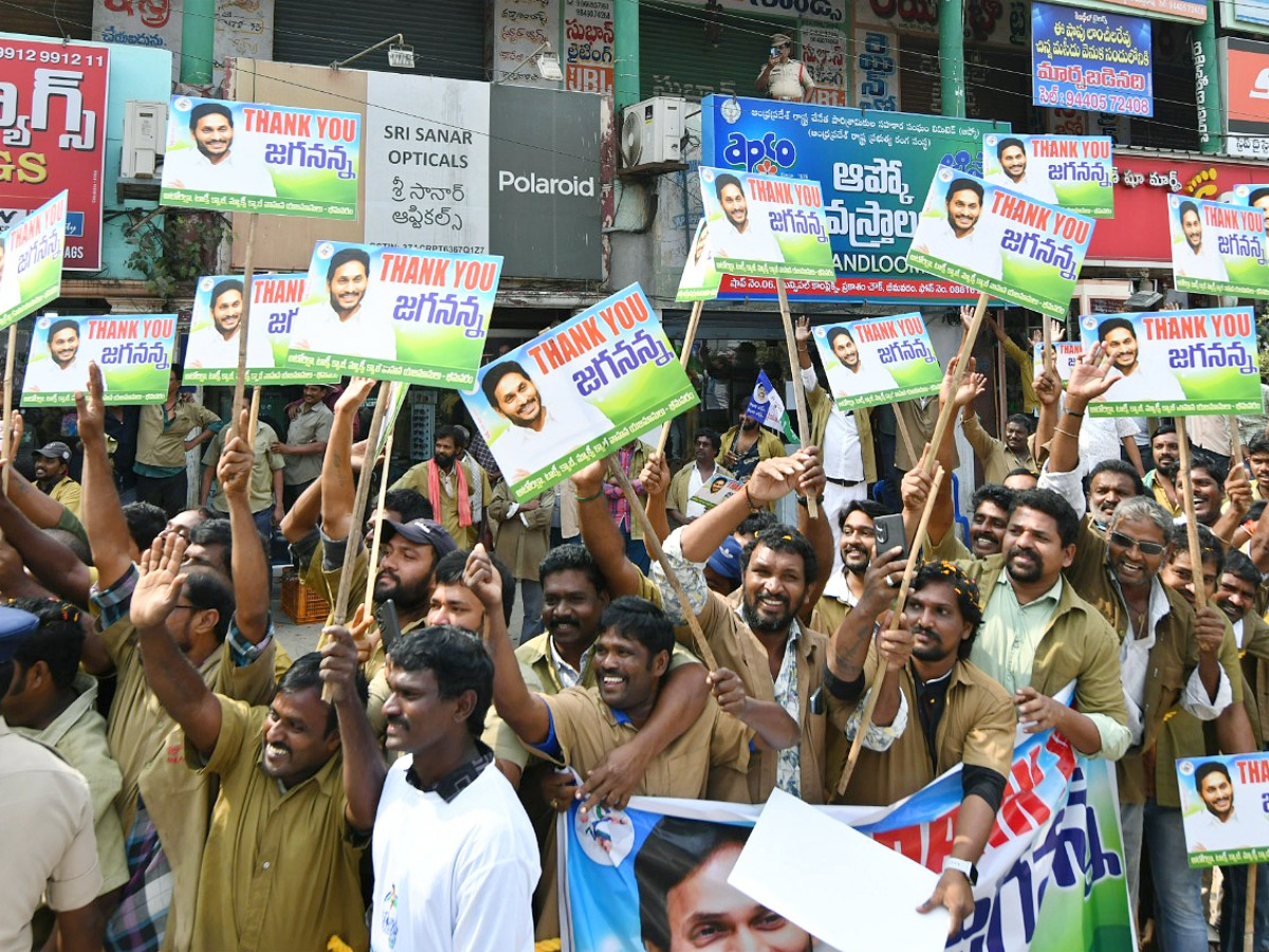 YS Jagan Convoy Entry AT Bhimavaram Roads Fans Grand Welcome Photos - Sakshi27