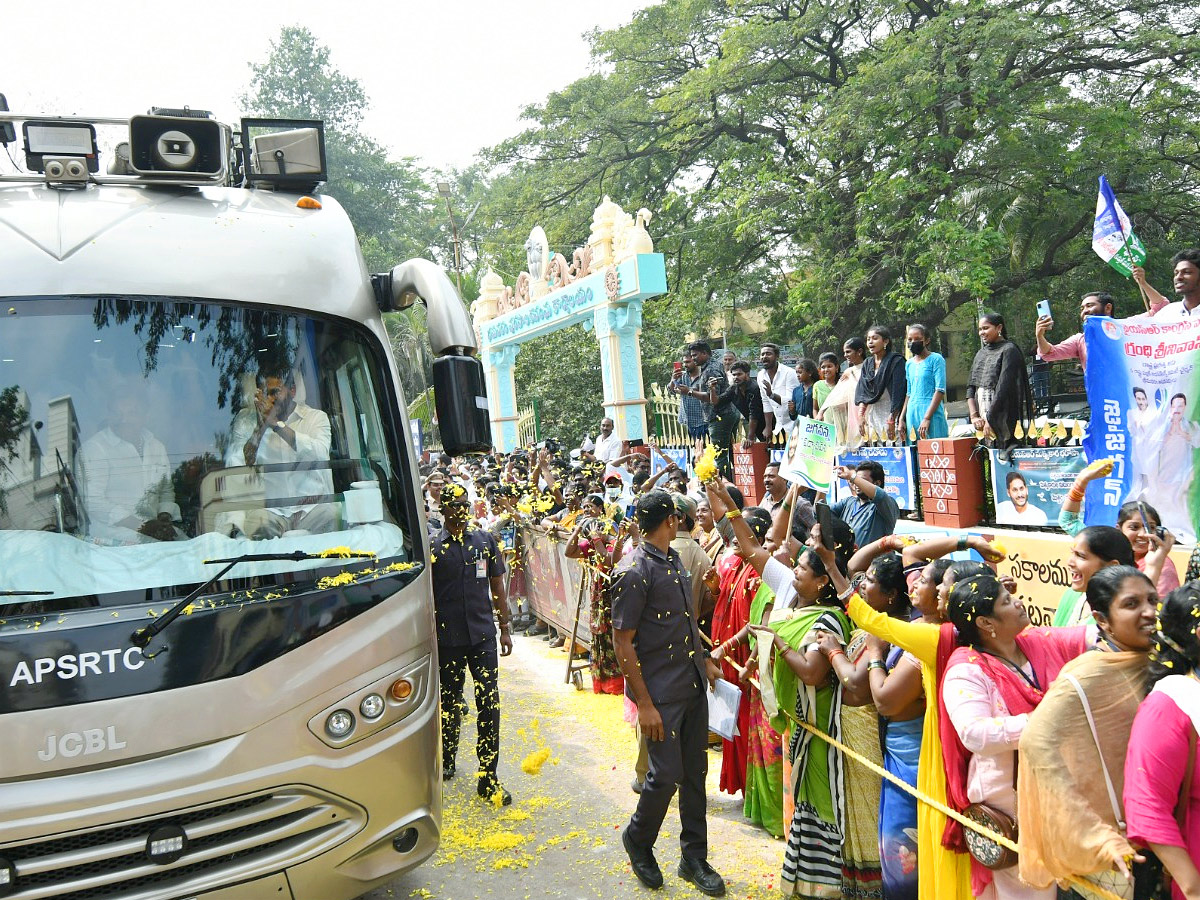 YS Jagan Convoy Entry AT Bhimavaram Roads Fans Grand Welcome Photos - Sakshi4